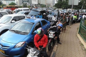 TARGETED: The Indonesian capital is threatening to shut down controversial smartphone car-hailing service Uber due to licensing issues a week after it officially launched in the city, an official said. — AFP 